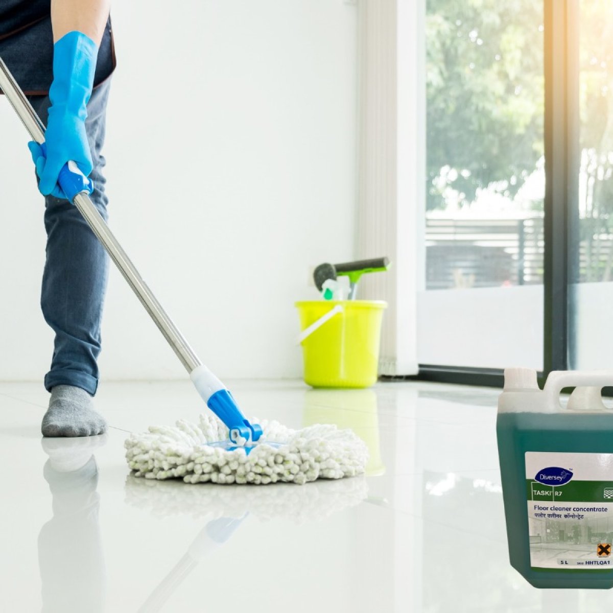 Diversey TASKI R7, 5-liter floor cleaner concentrate designed for the professional maintenance of all water-resistant floors.