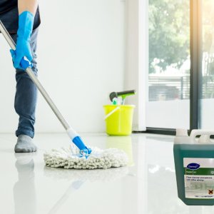 Diversey TASKI R7, 5-liter floor cleaner concentrate designed for the professional maintenance of all water-resistant floors.
