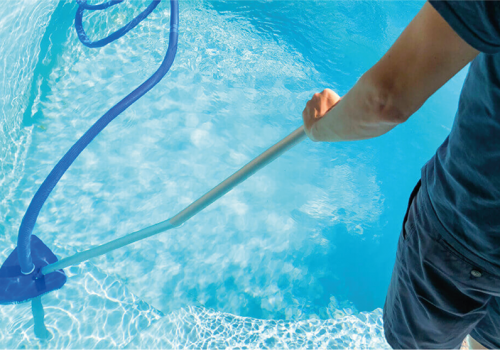 Swimming pools cleaning